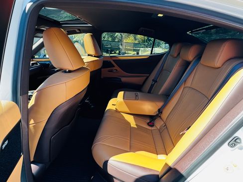 Used 2019 Lexus ES 300h w/ Accessory Package 2 FWD image 9