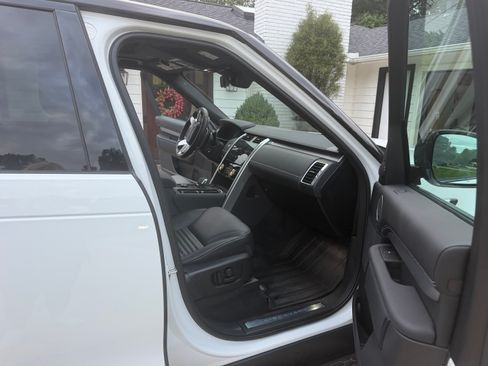 Used 2025 Land Rover Discovery Dynamic SE AWD/4WD image 12