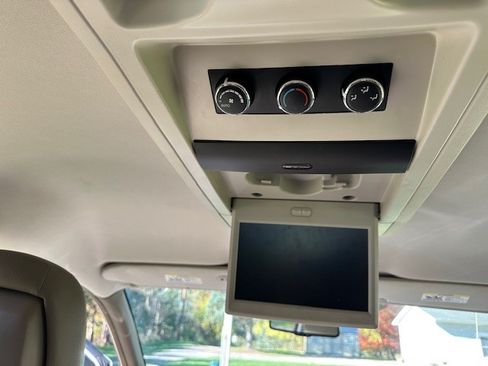 Used 2015 Chrysler Town & Country Touring image 11