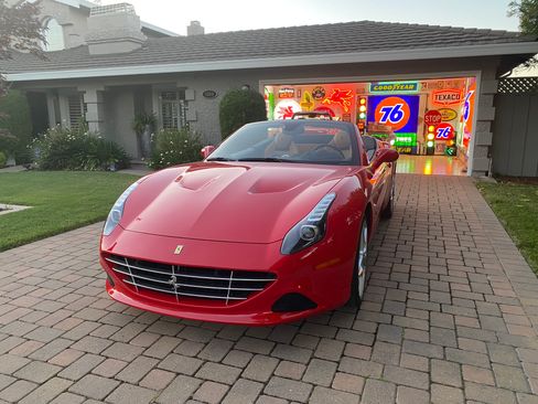 Used 2015 Ferrari California T RWD image 5