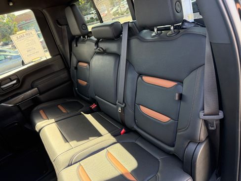 Used 2023 GMC Sierra 2500 AT4 w/ AT4 Preferred Package AWD/4WD image 11