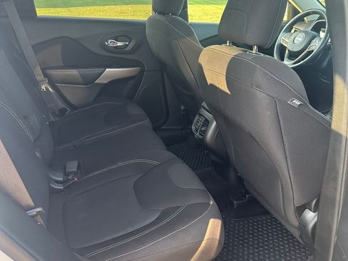 Used 2017 Jeep Cherokee Latitude w/ Comfort/Convenience Group AWD/4WD image 9
