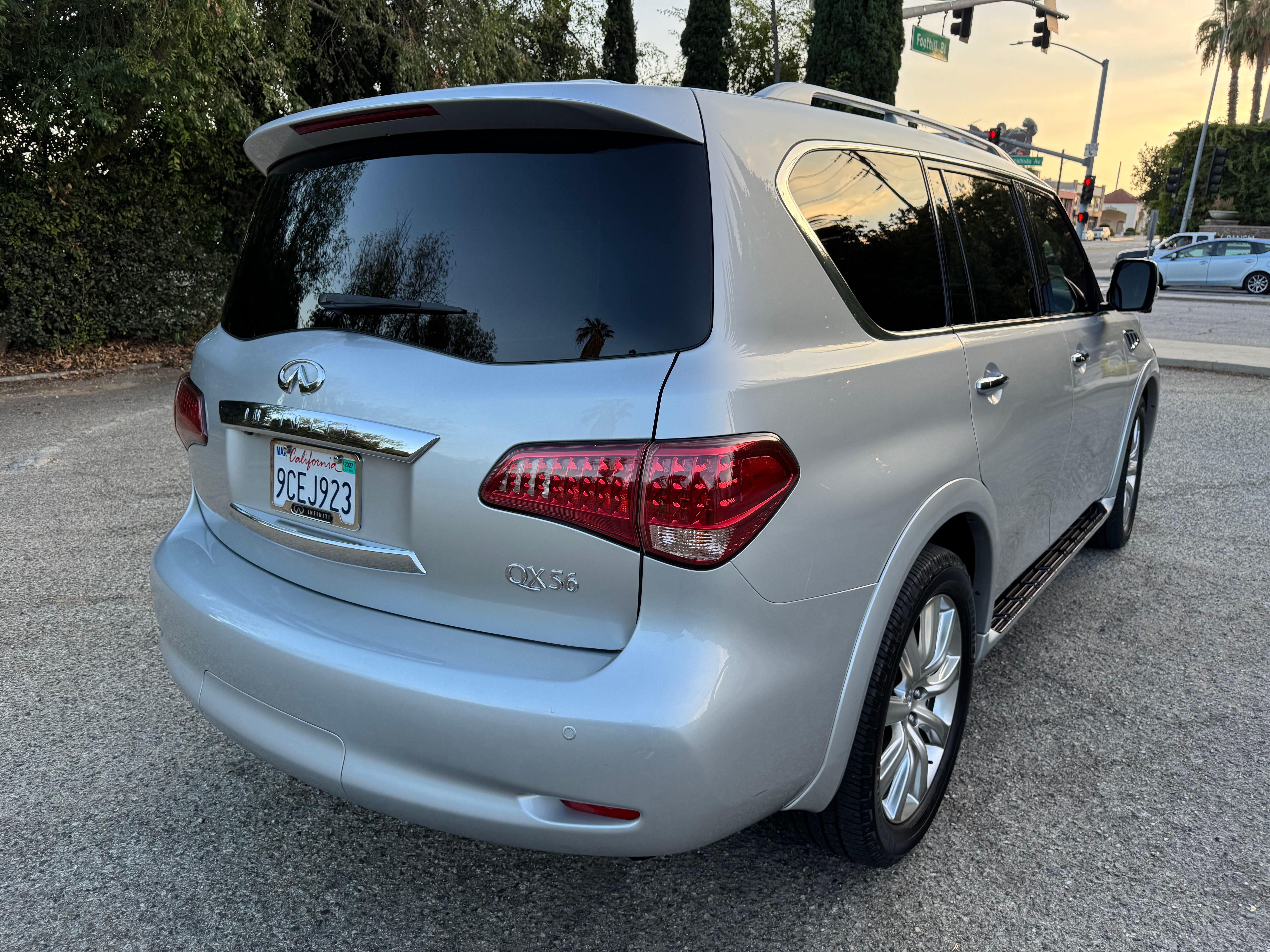 Used 2011 INFINITI QX56 2WD w/ Deluxe Touring Pkg image 23