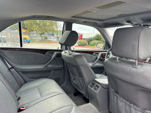Used 2000 Mercedes-Benz E 320 Sedan image 9