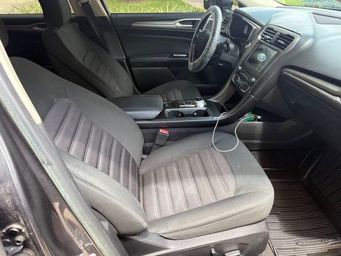 Used 2017 Ford Fusion SE w/ Fusion SE Technology Package image 6