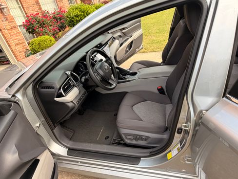 Used 2019 Toyota Camry LE FWD image 11