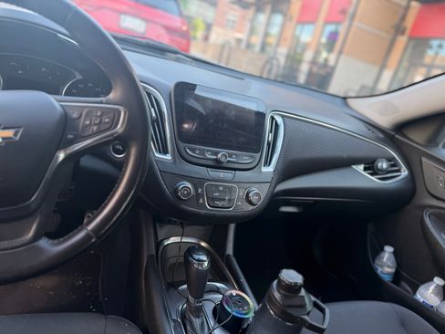 Used 2017 Chevrolet Malibu LT FWD image 11