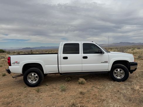 Used 2004 Chevrolet Silverado 2500 LS w/ Heavy-Duty Power Package image 2