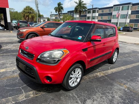 Used 2013 Kia Soul + w/ Audio Pkg FWD image 10