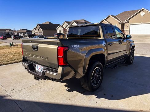 Used 2025 Toyota Tacoma TRD Sport image 12