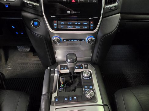 Used 2019 Toyota Land Cruiser image 10