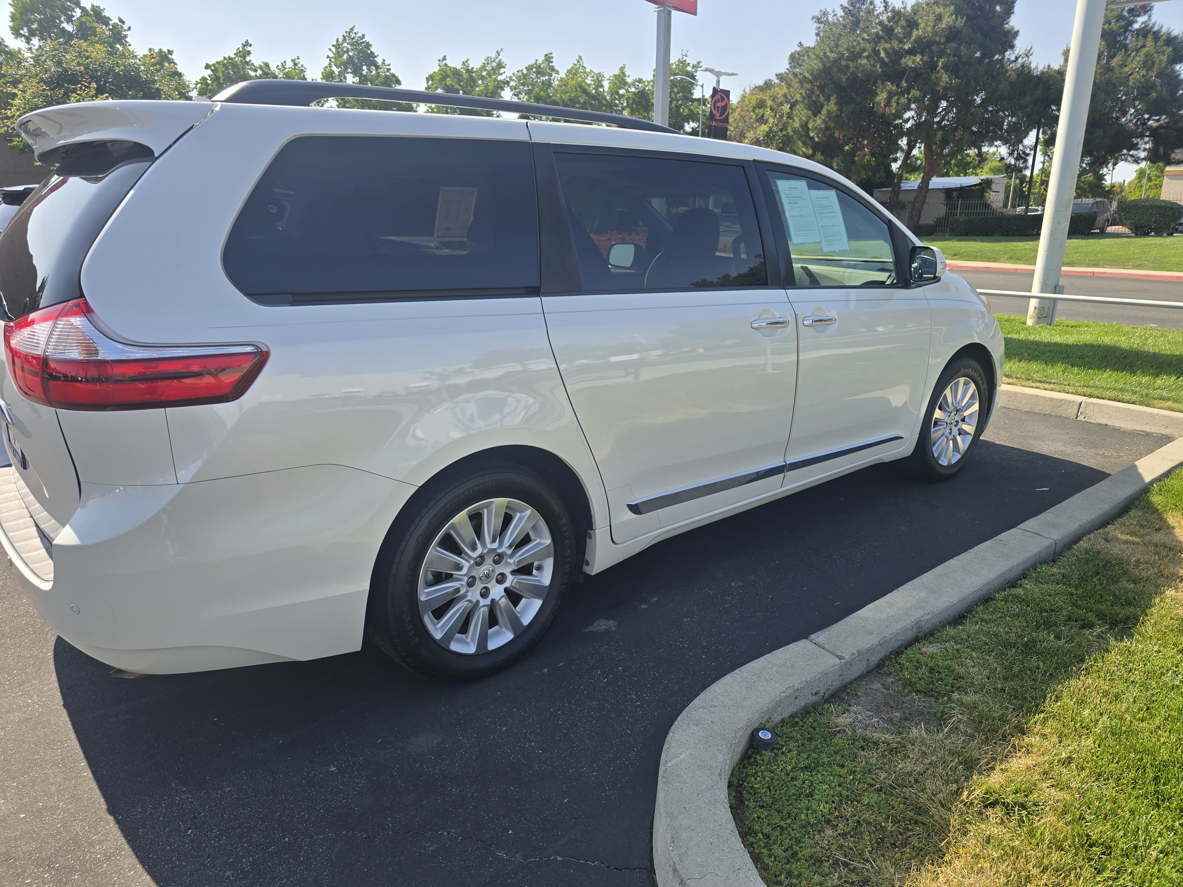 Used 2015 Toyota Sienna Limited FWD image 11