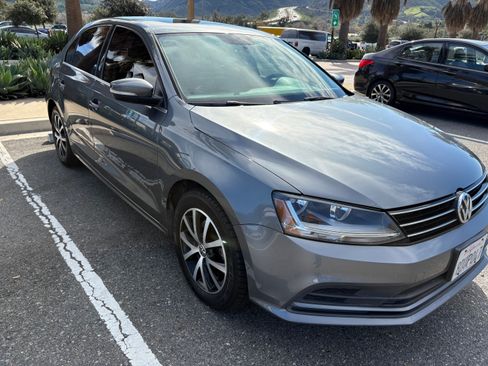 Used 2017 Volkswagen Jetta SE image 5