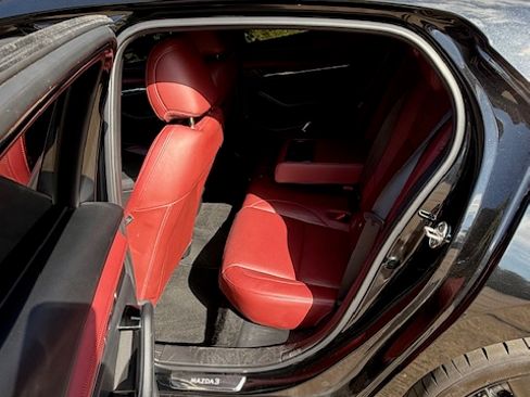 Used 2024 MAZDA MAZDA3 Hatchback w/Premium Plus Pkg image 9