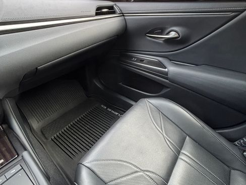 Used 2019 Lexus ES 300h image 10