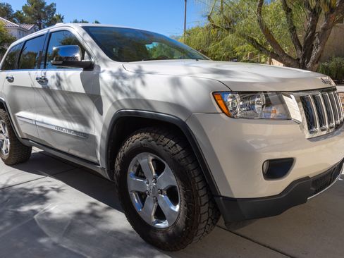 Used 2012 Jeep Grand Cherokee Overland image 2