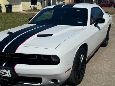 Used 2019 Dodge Challenger SXT image 2