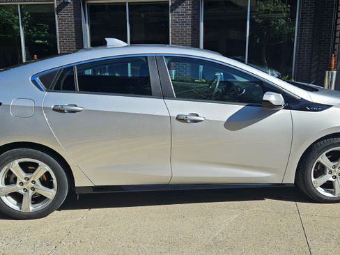Used 2017 Chevrolet Volt LT w/ Comfort Package image 4