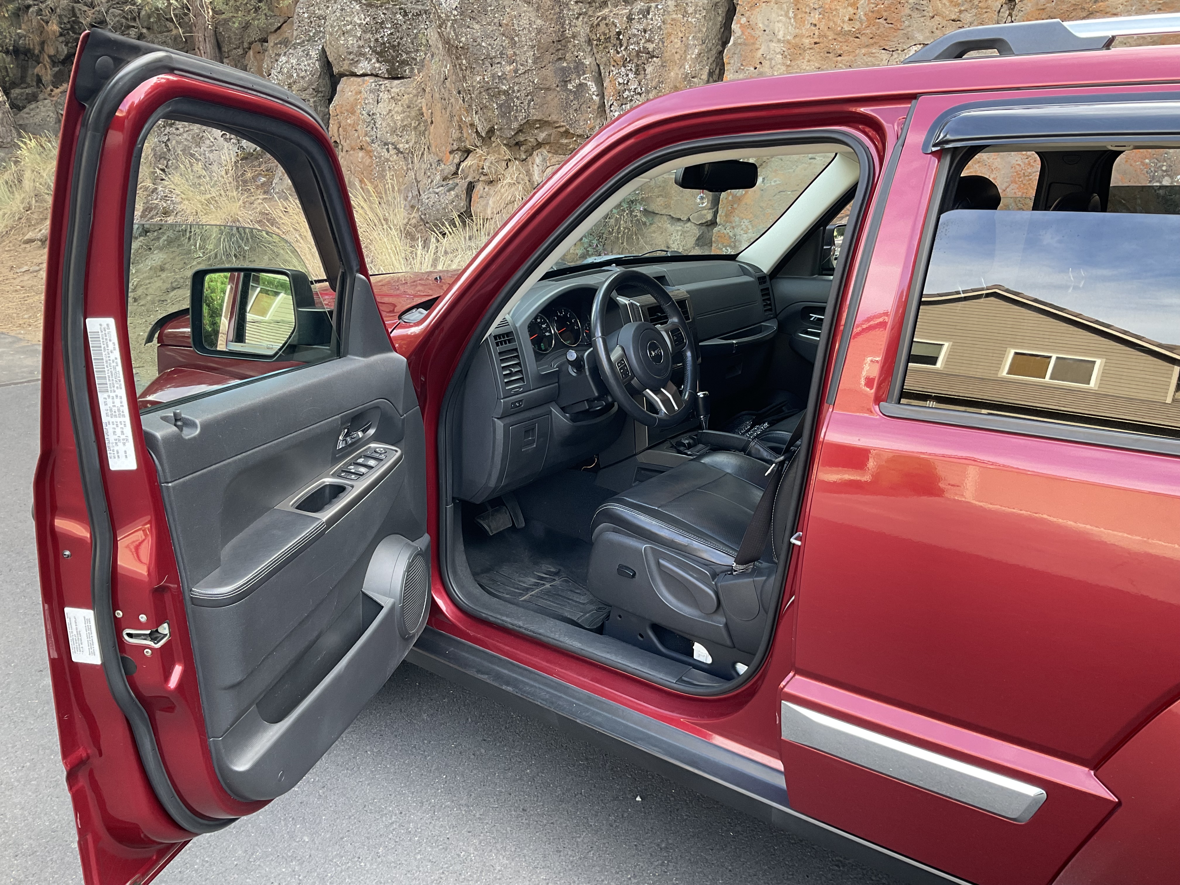 Used 2012 Jeep Liberty Limited w/ Comfort/Convenience Group AWD/4WD image 2