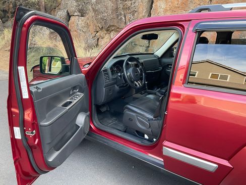 Used 2012 Jeep Liberty Limited w/ Comfort/Convenience Group AWD/4WD image 2
