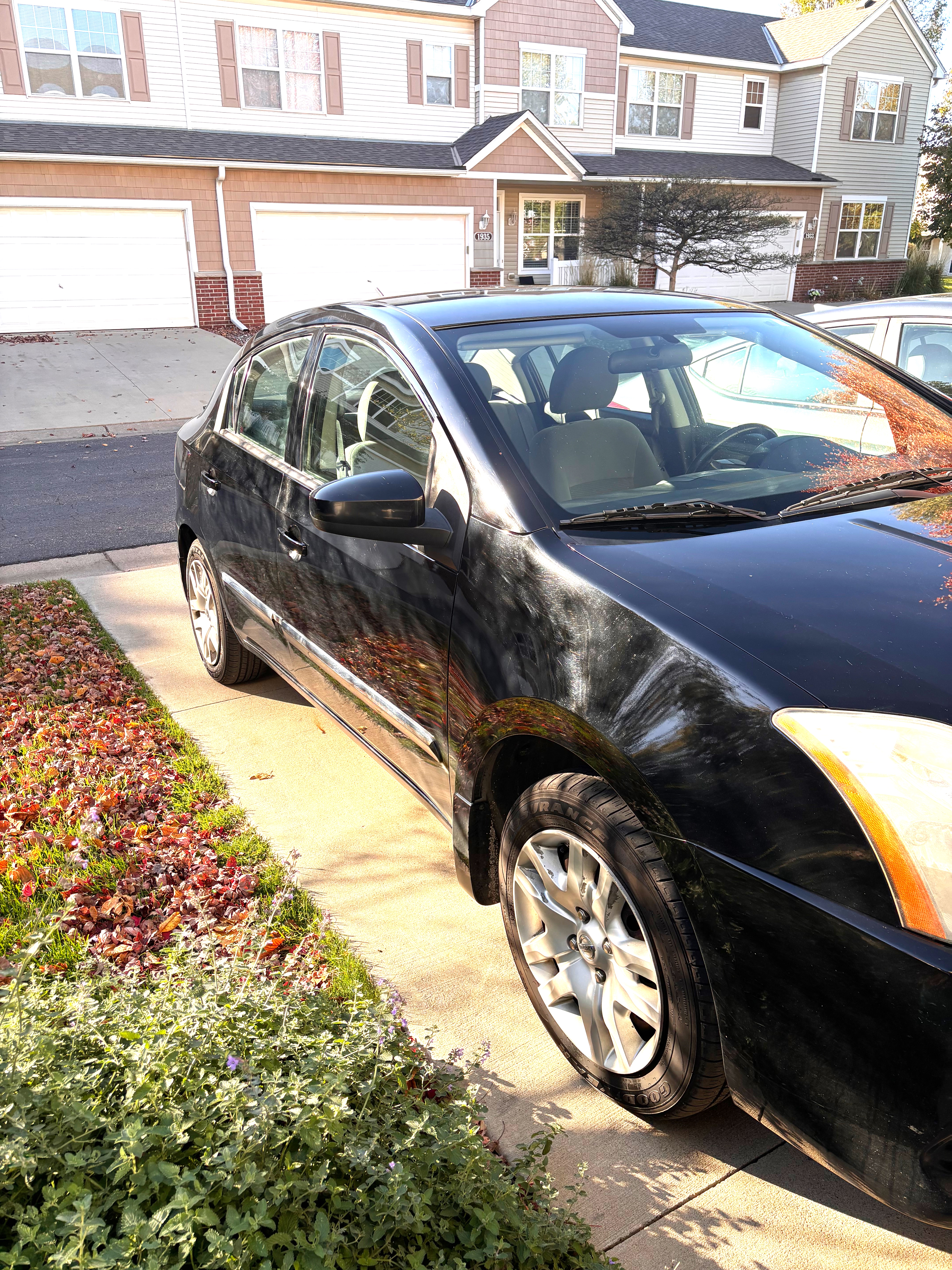 Used 2012 Nissan Sentra 2.0 S w/ Convenience Pkg FWD image 1