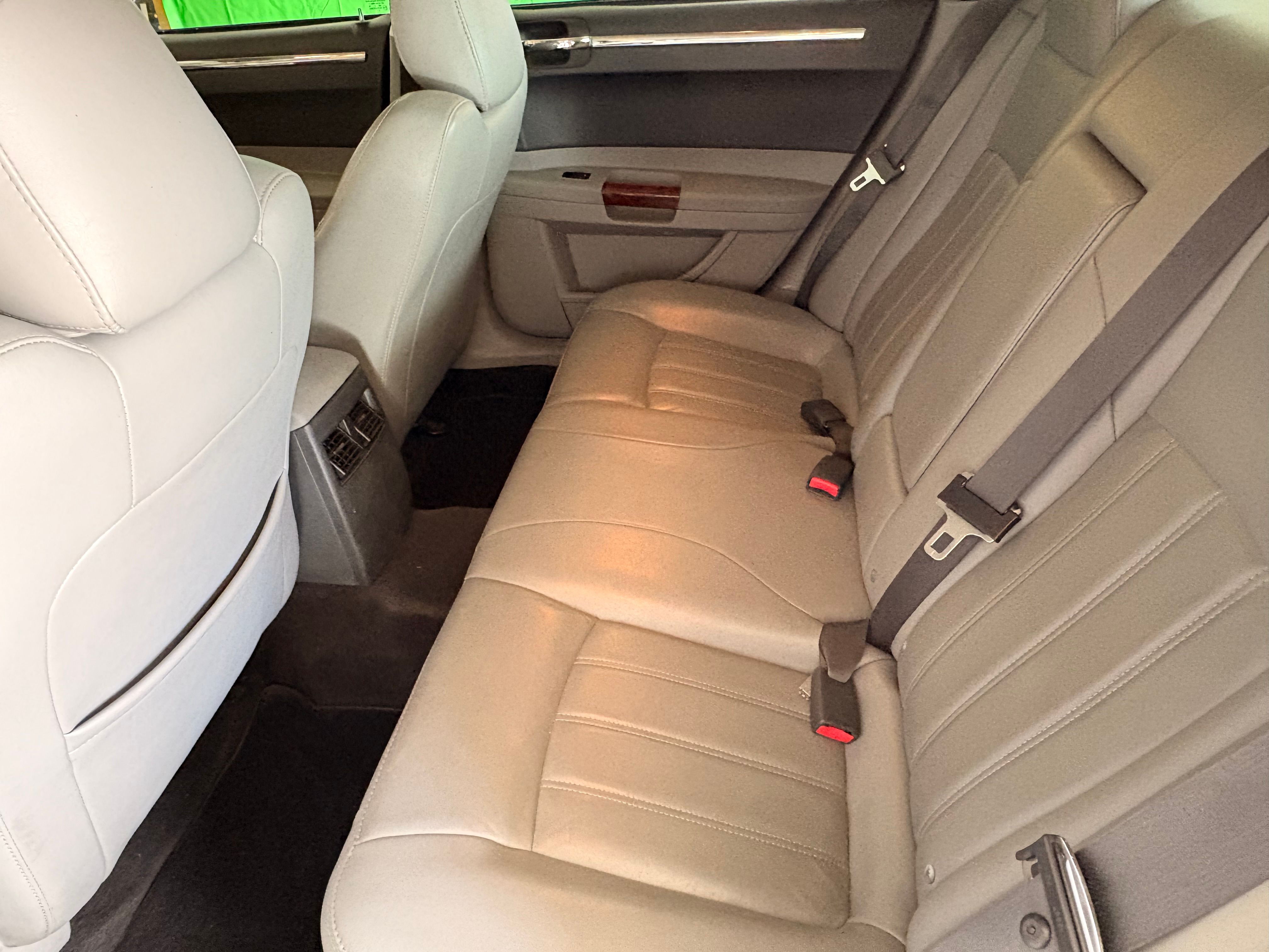 Used 2006 Chrysler 300 C w/ Navigation & Sound Group II RWD image 6