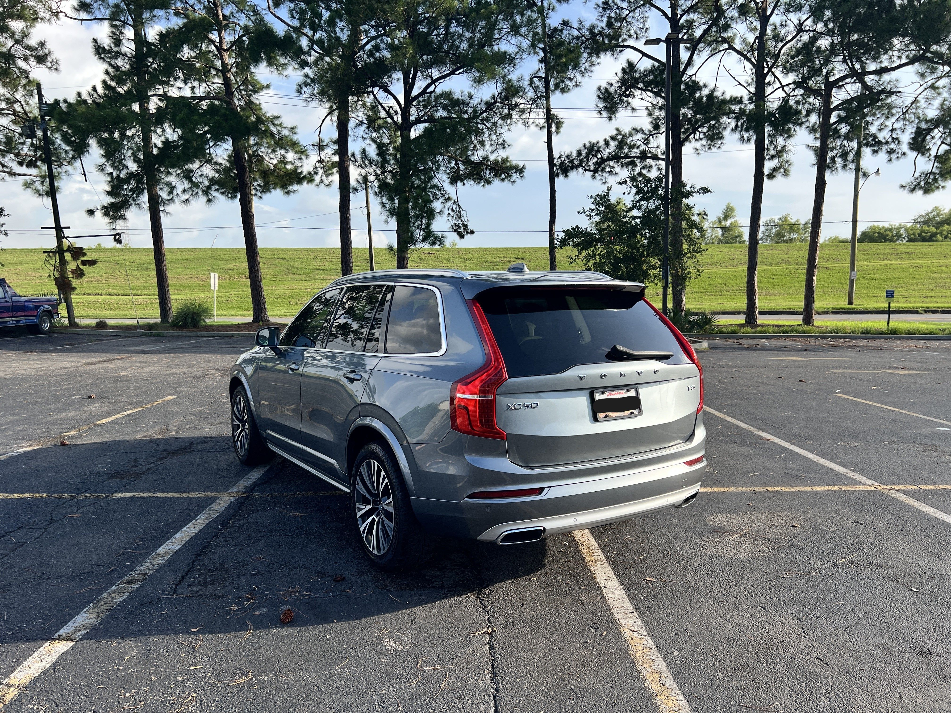 Used 2020 Volvo XC90 T5 Momentum w/ Protection Package Premier FWD image 8