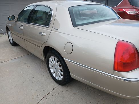 Used 2006 Lincoln Town Car Signature image 16