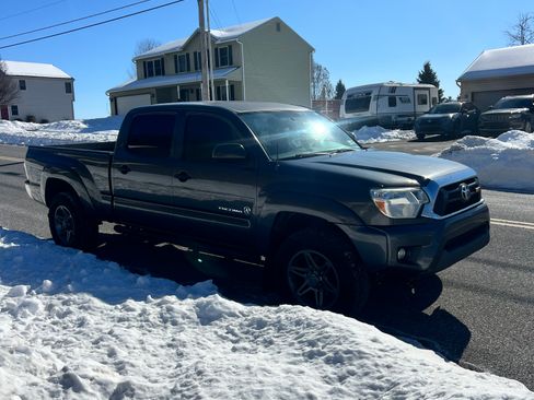 Used 2014 Toyota Tacoma PreRunner w/ SR5 Package image 16