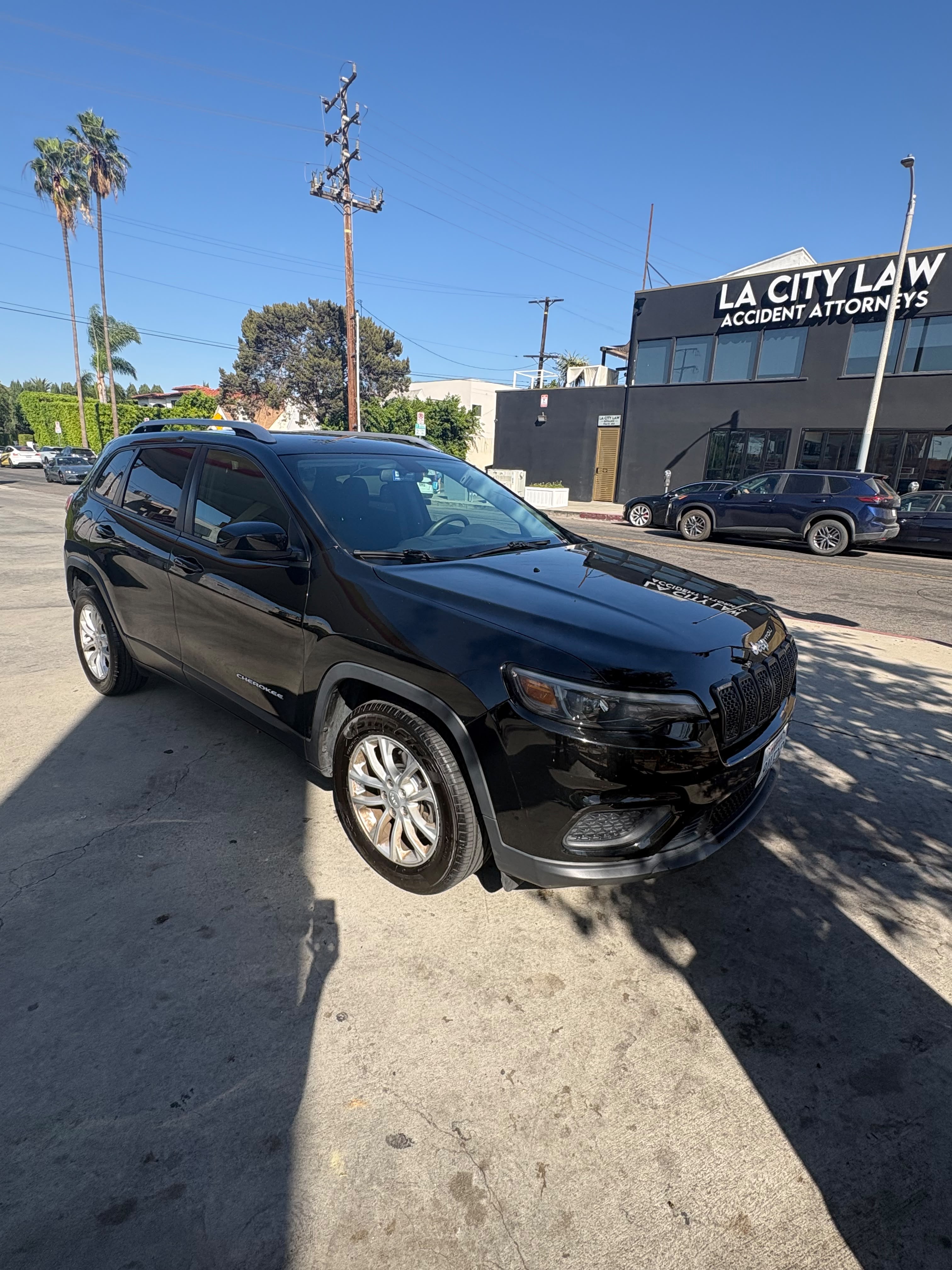 Used 2020 Jeep Cherokee Latitude FWD image 2