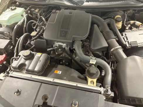 Used 2010 Lincoln Town Car Signature Limited image 12