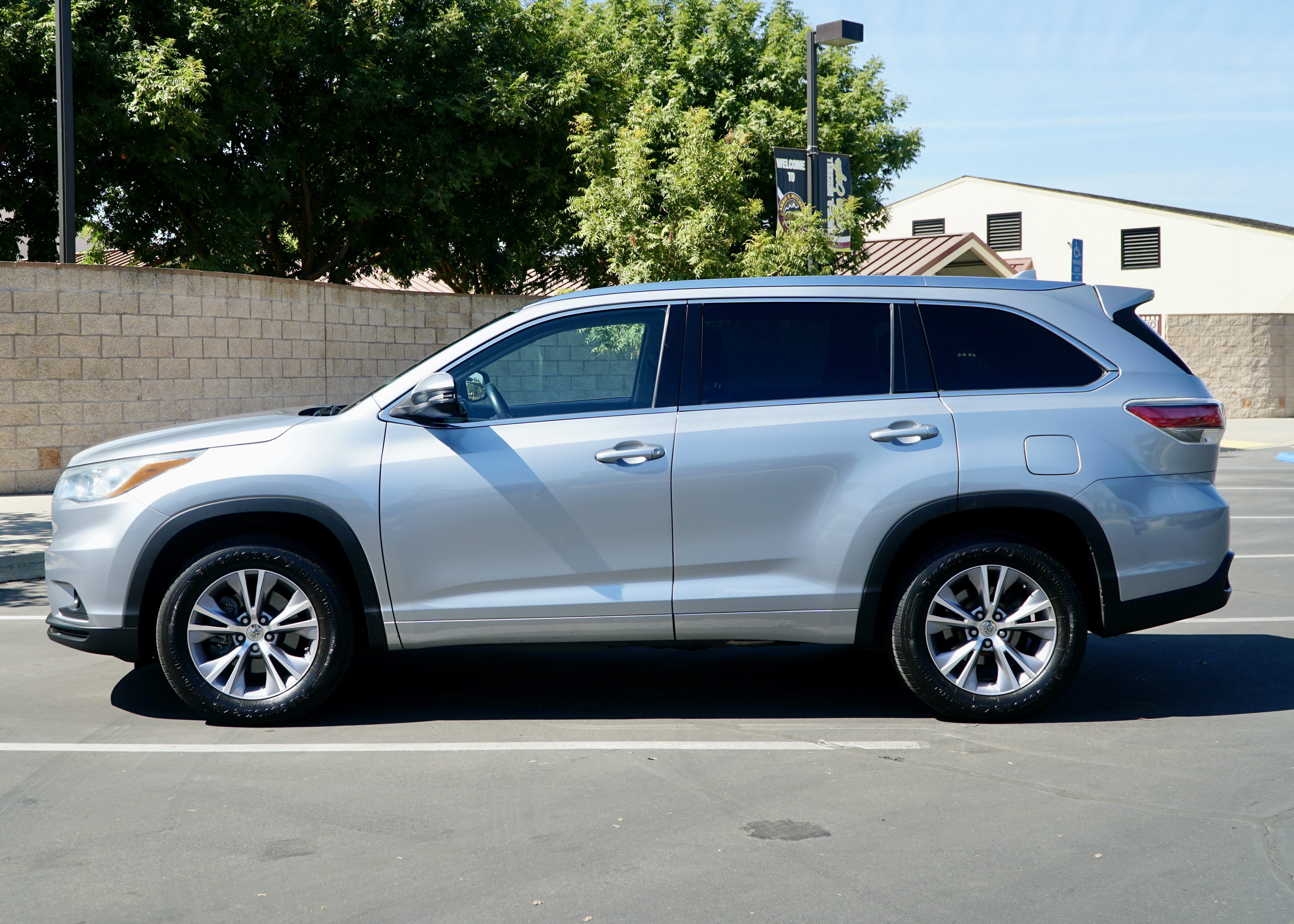 Used 2015 Toyota Highlander XLE FWD image 1