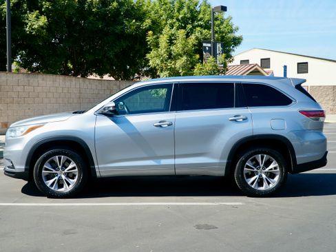 Used 2015 Toyota Highlander XLE FWD image 1