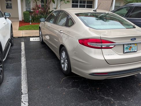 Used 2017 Ford Fusion SE w/ Fusion SE Technology Package image 4