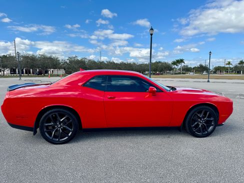 Used 2020 Dodge Challenger SXT w/ Blacktop Package image 9