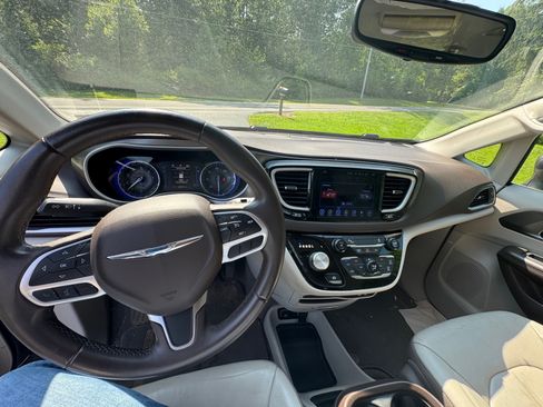 Used 2017 Chrysler Pacifica Touring-L image 6