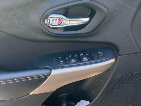 Used 2017 Jeep Cherokee Sport w/ Cold Weather Group image 9