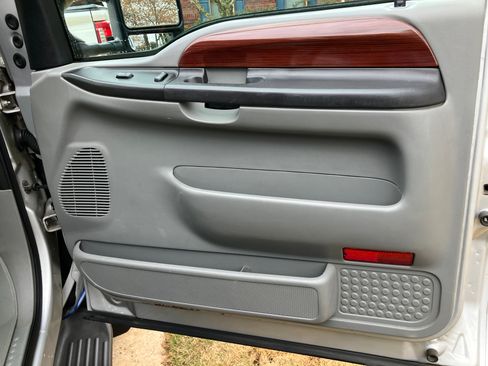 Used 2005 Ford F350 Lariat image 21