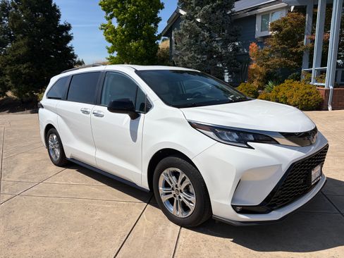 Used 2022 Toyota Sienna XSE w/ XSE Plus Package AWD/4WD image 8
