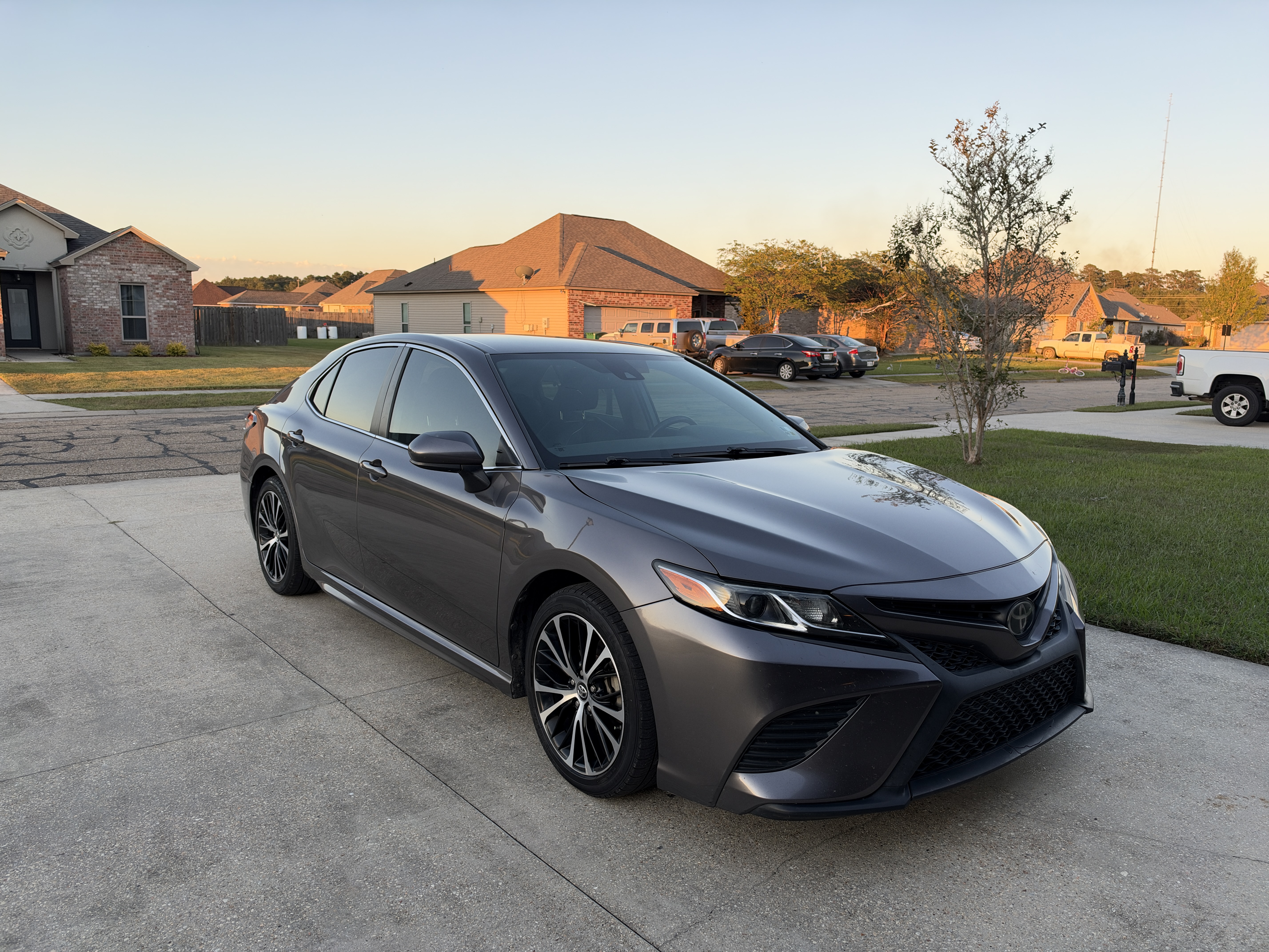 Used 2018 Toyota Camry SE FWD image 2