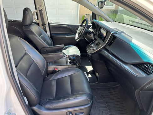 Used 2015 Toyota Sienna SE Premium image 9