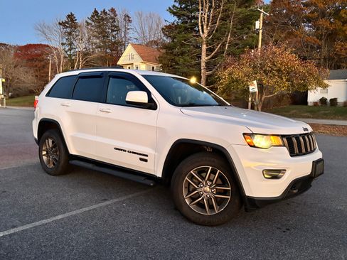 Used 2016 Jeep Grand Cherokee Laredo 75th Anniversary image 4