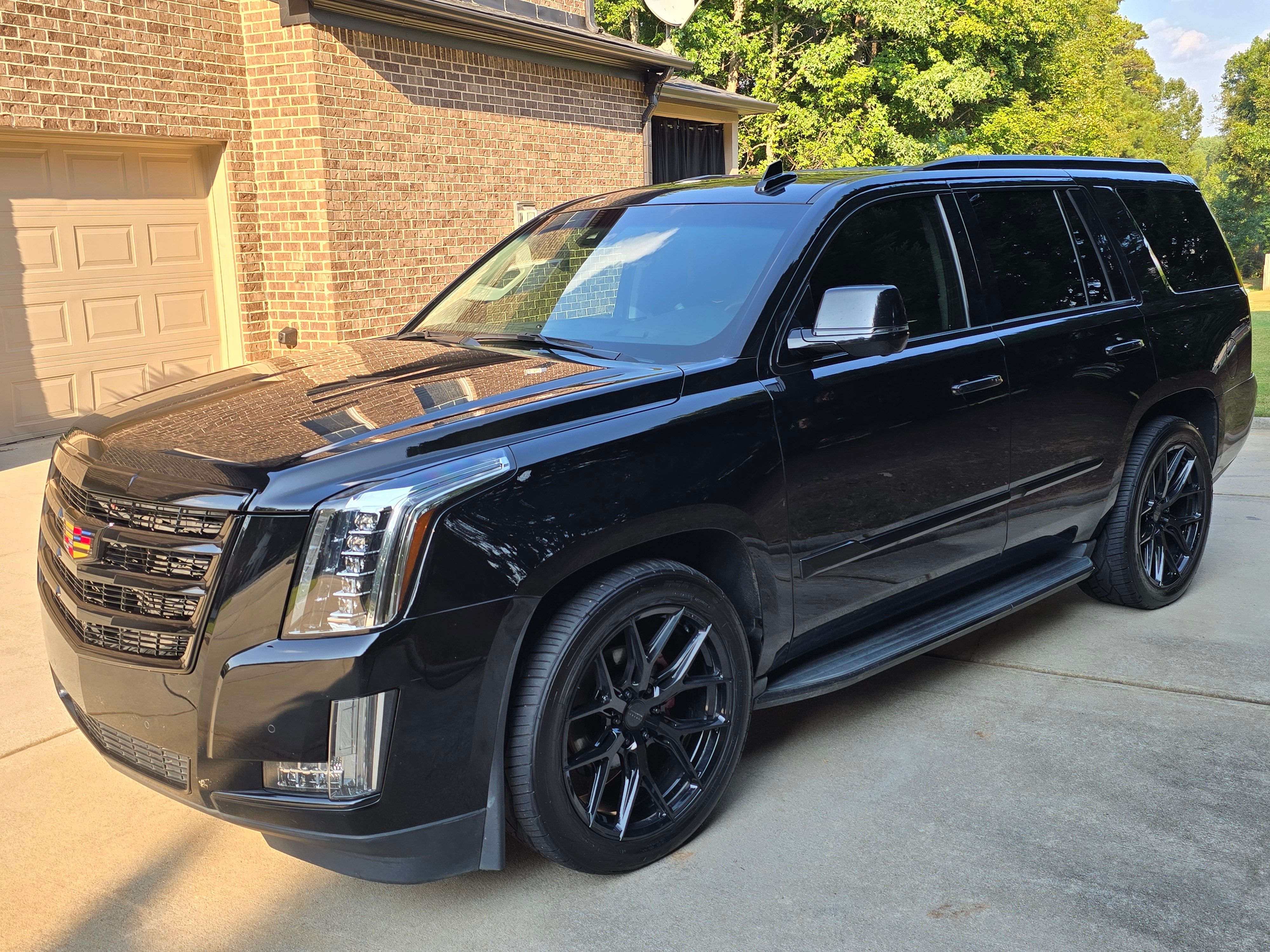 Used 2016 Cadillac Escalade Luxury RWD image 1