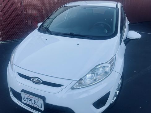 Used 2013 Ford Fiesta SE w/ Super Fuel Economy Pkg image 4