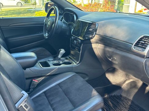 Used 2021 Jeep Grand Cherokee Laredo X image 9