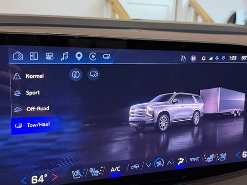Used 2025 Chevrolet Tahoe High Country AWD/4WD image 17