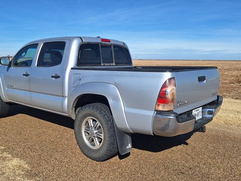 Used 2011 Toyota Tacoma 4x4 Double Cab w/ SR5 Pkg #2 image 4