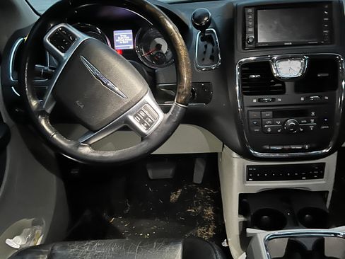 Used 2012 Chrysler Town & Country Limited w/ Luxury Group image 4