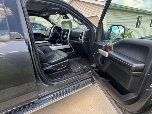 Used 2019 Ford F150 Lariat w/ Equipment Group 502A Luxury AWD/4WD image 14