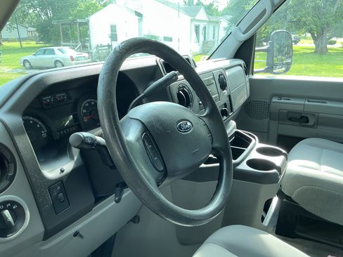 Used 2015 Ford E-450 and Econoline 450 Super Duty w/ Power Windows & Locks Group RWD image 8